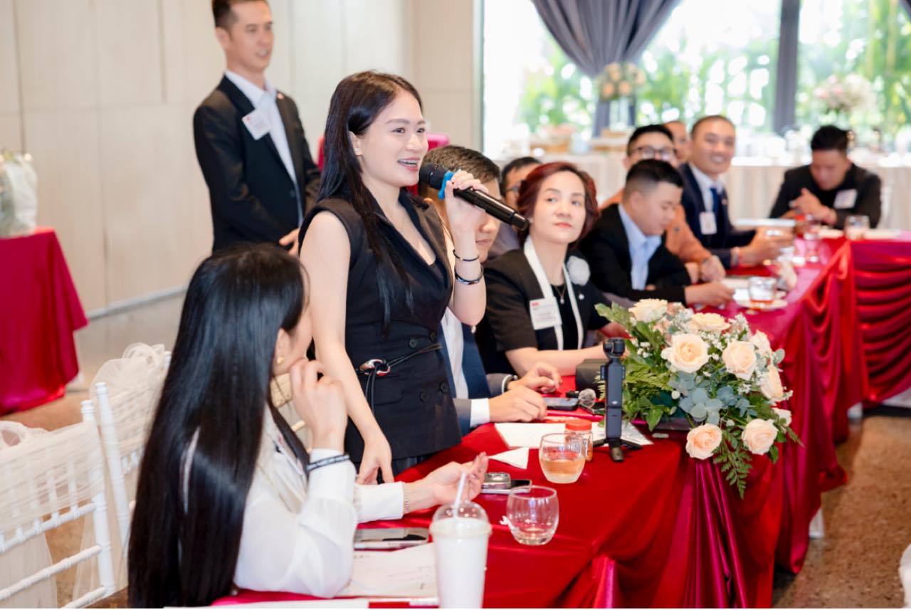 Đinh Ánh Huyền là ai? Người đồng hành cùng phụ nữ lãnh đạo bằng trái tim để kiến tạo cuộc sống hài hòa và xứng đáng
